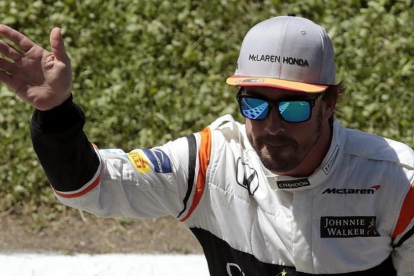 Fernando Alonso saluda al público de Montmeló tras su extraordinario séptimo puesto en la parrilla de salida de mañana en el GP de España de F-1.-Alberto Estevez