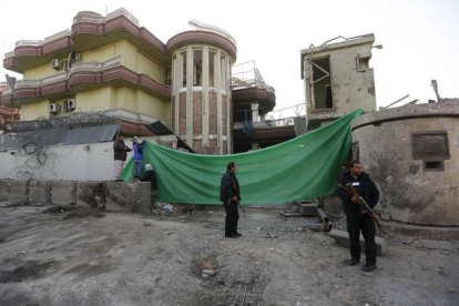 Agentes afganos de seguridad custodian el exterior de la embajada española.-REUTERS / MOHAMMAD ISMAIL