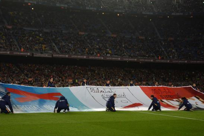 Pancarta a favor de la libertad de expresión, exhibida sobre el césped del Camp Nou, antes del partido de Liga entre el Barça y el Eibar.-JORDI COTRINA