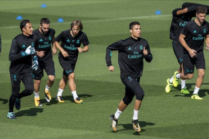 Cristiano Ronaldo, durante el entrenamiento de este martes en Valdebebas.-RODRIGO JIMÉNEZ / EFE