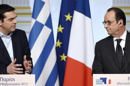 Tsipras (izquierda) y Hollande, en la declaración ante la prensa.-Foto: AFP / MARTIN BUREAU