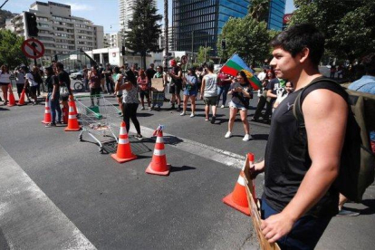 Marchas y protestas cerca de la casa de Sebastián Piñera en Santiago de Chile.-EFE
