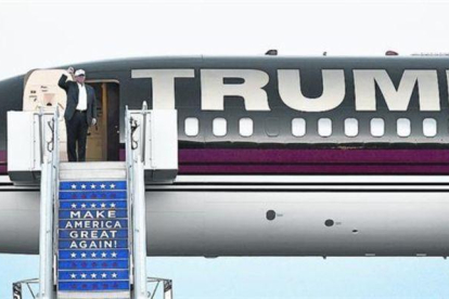 Donald Trump, en su avión privado, en una imagen de archivo.-AFP / DON EMMERT