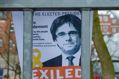 Un retrato de Puigdemont tras de la valla de la prisión de Neumünster, ayer-AXEL HEIMKEN / EFE
