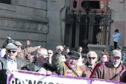 Protesta de jubilados exigiendo el cobro de unas pensiones dignas.-ACN / BEGOÑA FUENTES
