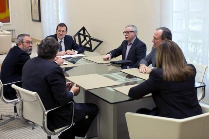 Mariano Rajoy y la ministra de Empleo, Fátima Báñez, con los dirigentes sindicales y empresariales en la reunión del diálogo social del 18 de marzo del 2014.-EFE / DIEGO CRESPO