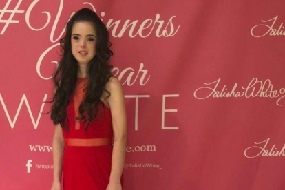 Marián Ávila luciendo un vestido rojo de la nueva colección de Talisha White en la Semana de la Moda de Nueva York.-LEANNE ITALIE