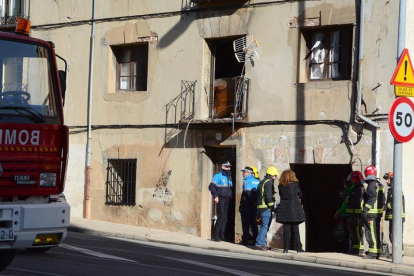 Bomberos y agentes de la Policía Local revisando el edificio en el que se produjo la explosión.-ALVARO MARTÍNEZ