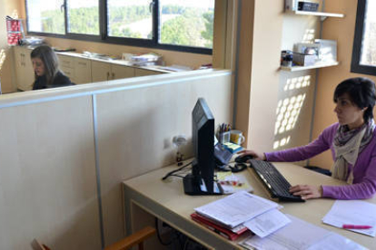 Una empleada, en una oficina de una empresa soriana. / ÁLVARO MARTÍNEZ-