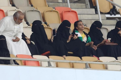 Seguidoras del Al-Alhi presencian el histórico partido celebrado en el estadio Rey Abdulá, en Yeda, el 12 de enero. --AFP