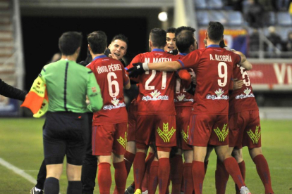 Los jugadores del Numancia se abrazan para celebrar uno de los dos goles con los que el domingo derrotó al Mallorca.-Diego Mayor