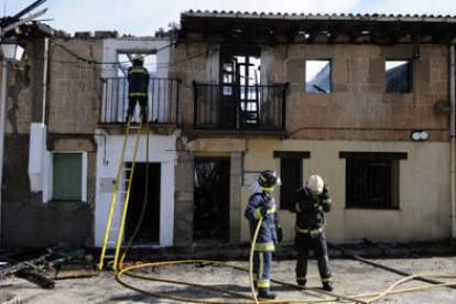 Una de las actuaciones más destacadas del 2012 fue el incendio de Vadillo que arrasó tres viviendas. / VALENTÍN GUISANDE-
