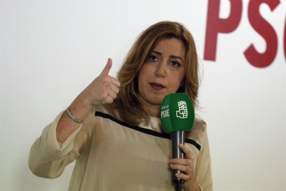 La presidenta de la Junta de Andalucía, Susana Diaz (d), durante la cena organizada por el PSOE de Roquetas de Mar, con motivo del Día Internacional de la Mujer.-EFE