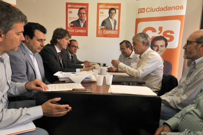 Reunión ayer de socialistas y representantes de Ciudadanos en la sede de la formación naranja.-VALENTÍN GUISANDE