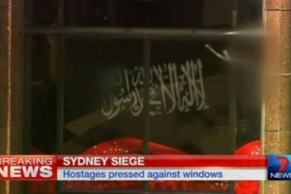 La bandera de Al Qaeda en una de las ventanas del café Lindt de Sidney.-Foto: REUTERS