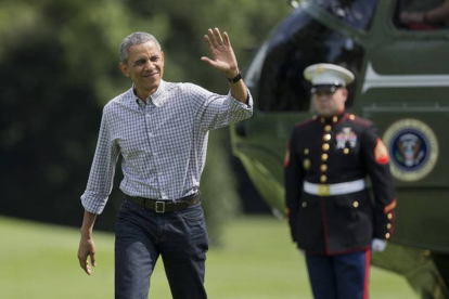 Obama saluda a los fotógrafos a su llegad a la Casa Blanca procedente de Camp David, este domingo.-Foto: AP / MANUEL BALCE CENETA