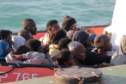 La Guardia Costera desembarca a un grupo de inmigrantes en un puerto de Sicilia.-Foto:   CALOGERO MONTANALAMPO / AP