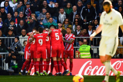 El Girona celebra uno de sus goles en el Bernabéu.-GABRIEL BOUYS