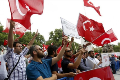 Soldados y partidarios del presidente Erdogán en la Plaza Taksim de Estambul.-AP / EMRAH GURAL