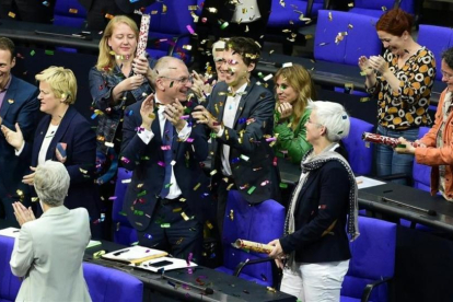 Diputados del Partido Verde celebran con confeti el resultado de la votación que legaliza el matrimonio homosexual, este viernes en Berlín.-TOBIAS SCHWARZ