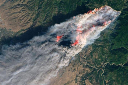 Imagen de la NASA facilitada ayer del incendio del norte de California.-EFE/EPA