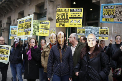 Protesta de afectados por cláusulas suelo en Zaragoza.-EL PERIÓDICO