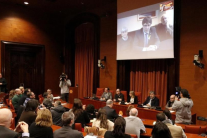 Puigdemont se dirige por videoconferencia a los asistentes a la reunión del grupo parlamentario de JxCat, este martes.-/ RAFA GARRIDO (ACN)