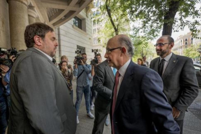 Oriol Junqueras y Cristóbal Montoro, a las puertas de la sede de Foment del Treball, el 23 de mayo del 2016-RICARD FADRIQUE