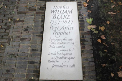 La nueva lápida de Blake, con un fragmento de Jerusalem, su poema más célebre.-DANIEL LEAL-OLIVAS