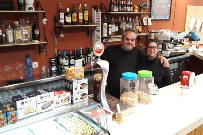 Miguel Ángel y Amalia, en el bar del centro social de Cubo.-HDS