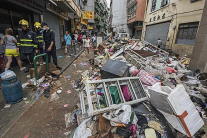 Destrozos en una calle tras el paso del tifón Hato en Macao.-EFE / ANTONIO MIL-HOMENS