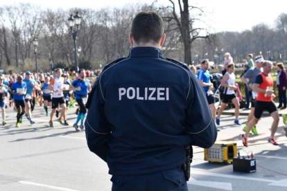 Un policía vigila la maratón de Berlín.-AFP / CHRISTOPHE GATEAU