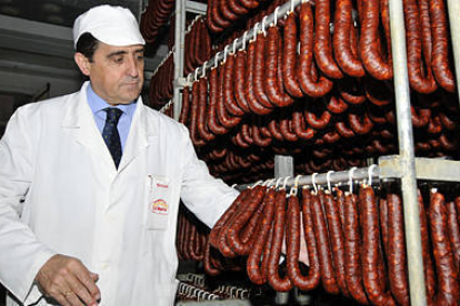 Carlos Martínez en la fábrica de La Hoguera. VALENTÍN GUISANDE-