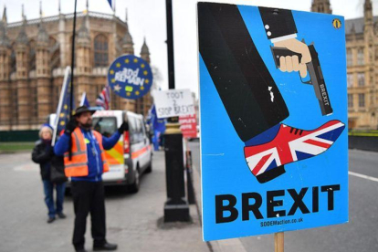 Cartel contrario al ’brexit’ ante el Parlamento británico en Londres.-AFP / BEN STANSALL