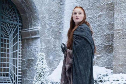 Sophie Turner, caracterizada como Sansa Stark, en un capítulo de la séptima temporada de la serie Juego de tronos.-EL PERIÓDICO