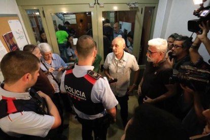 Agentes de los Mossos, el 29 de septiembre del 2017, en un colegio electoral de Barcelona.-FERRAN NADEU