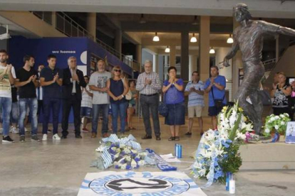 Los capitanes blanquiazules, el presidente Collet y los padres de Jarque rinden homenaje al jugador fallecido hace seis años.-Foto: RCD ESPANYOL