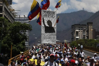 Miles de opositores venezolanos en la marcha de protesta en Caracas.-EFE / MIGUEL GUTIÉRREZ