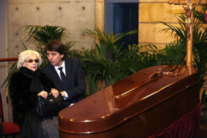 El alcalde, Carlos Martínez, junto a la viuda del compositor, ayer en la capilla ardiente. /ICAL-