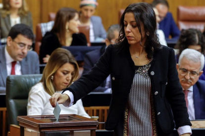 Marta Bosquet, diputada de Cs, nueva presidenta del Parlamento de Andalucía, vota, con Susana Díaz, al fondo. /-EFE / JULIO MUÑOZ