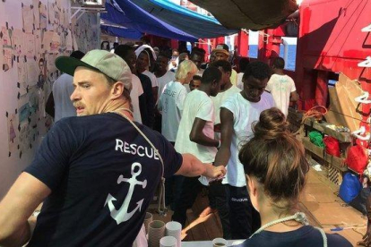 Voluntarios de Médicos sin Fronteras desembarcan en Malta a los inmigrantes recogidos por el ’Ocean Viking’.-AFP / ANNA CHAON