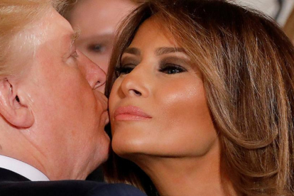 Melania Trump recibe un beso de Donald Trump en la Casa Blanca.-REUTERS / CARLOS BARRIA