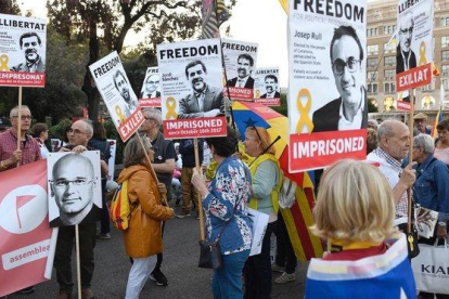 Concentración en apoyo a los presos del 1-O en la plaza de Cataluña de Barcelona.-JORDI COTRINA