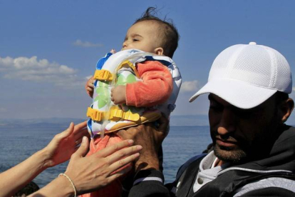Un bebé llega a la isla griega de Mytilini tras salir de Turquía, este domingo.-Foto: EFE / ORESTIS PANAGIOTOU