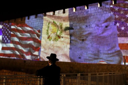 Las murallas de la vieja ciudadela de Jerusalén se adornaron esta noche con banderas de Guatemala.-PATRICIA MARTINEZ