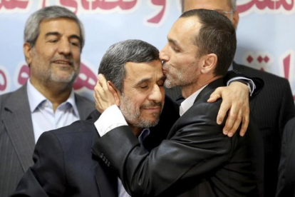 Hamid Baqaí besa a Mahmud Ahmadineyad (izquierda)después de inscribirse ambos como candidatos a la presidencia de Irán en el Ministerio del Interior, en Teherán-AP / EBRAHIM NOROOZI
