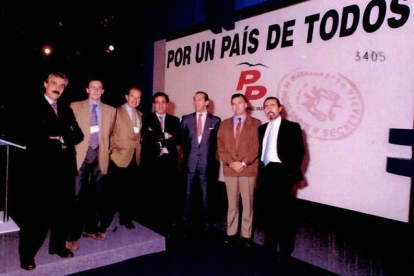 Fotografías del álbum personal de  Francisco Correa incorporadas al nuevo sumario del 'caso Gurtel', en la imagen junto al extesorero del PP Luis Bárcenas.-ARCHIVO