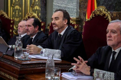 Manuel Marchena, en el centro, figura crucial del juicio a la cúpula independentista.-EMILIO NARANJO / POOL AFP