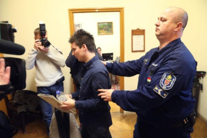 Rui Pinto, esposado, en la entrada a un juzgado de Budapest.-AFP