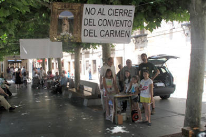 Recogida de firmas y pancarta en la plaza Mayor de El Burgo. / JAVIER NICOLÁS-